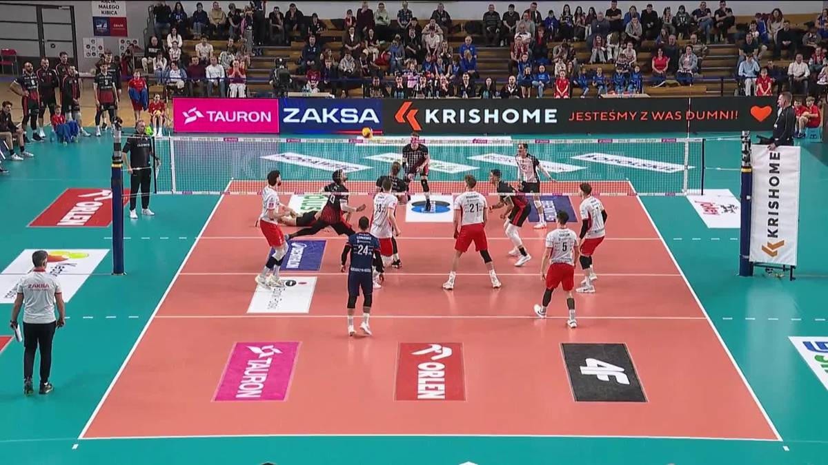 Siatkarze ZAKSA Kędzierzyn-Koźle i Asseco Resovia Rzesz&oacute;w walczą o punkty podczas meczu, z widocznymi zawodnikami przy siatce.