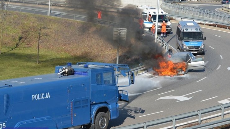 Samochód zapalił się przed meczem we Wrocławiu. Ugasili go... policjanci