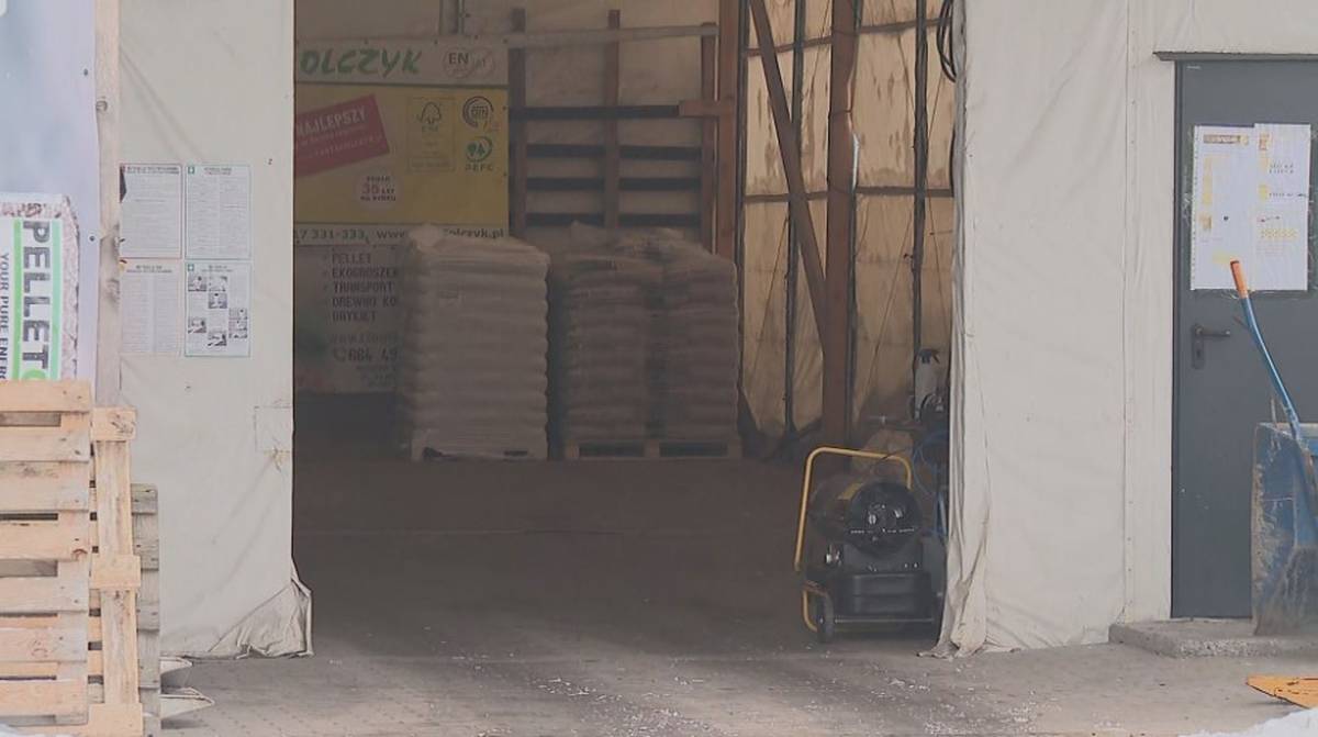 Długie kolejki przed składami i nagły wzrost cen. Tego opału brakuje w Polsce