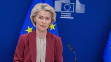 Ursula von der Leyen, przewodnicząca Komisji Europejskiej, przemawia za mównicą.