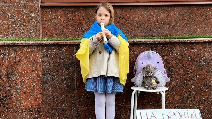 Wojna w Ukrainie. Sześciolatka zbiera pieniądze dla wojska grając na flecie