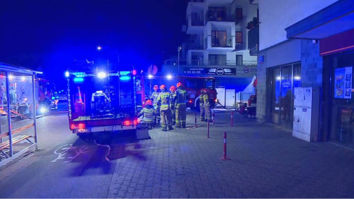 Pożar garażu w Ząbkach. Silne zadymienie, zarządzono ewakuację bloku