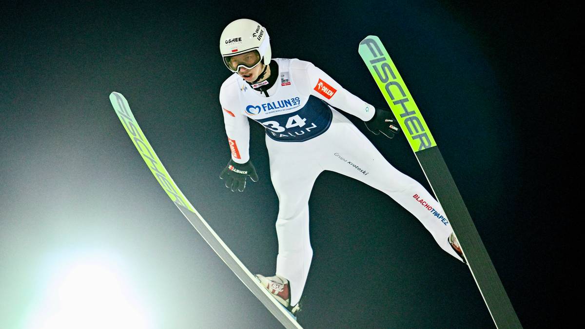 Skoczek narciarski w locie podczas zawodów.