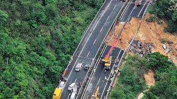 2024-05-01 Chiny. Zawalił się fragment autostrady. Auta spadały ze zbocza