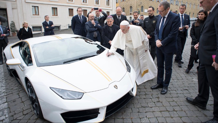 Lamborghini papieża Franciszka sprzedane. Cena zapiera dech