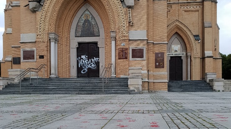 Łódź. Zniszczono zabytkowe drzwi katedry. Sprawą zajmuje się policja