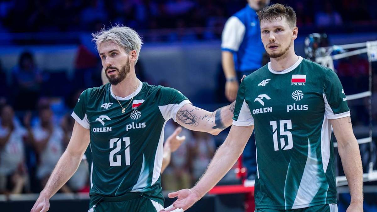 Dwóch siatkarzy w zielonych koszulkach reprezentacji Polski.