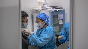 Chiny i WHO krytykowane za brak odpowiedniej reakcji na pandemię