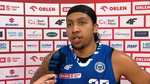 Portret koszykarza Trevona Allena m&oacute;wiącego do mikrofonu.