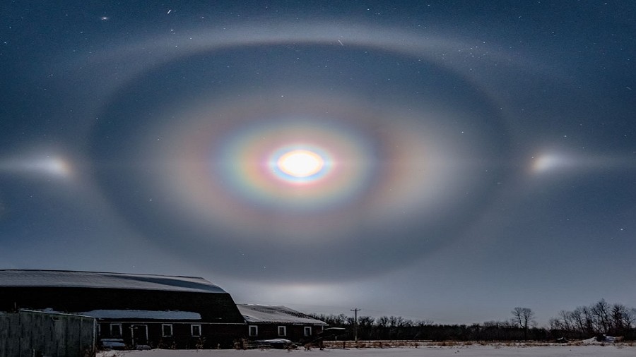 Halo i wieniec księżycowy w Kanadzie. Fot. Brent Mckean.