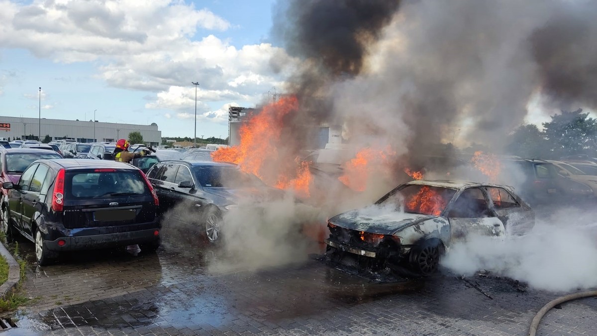 Gdańsk. Pożar przy lotnisku. Płonęło 11 aut