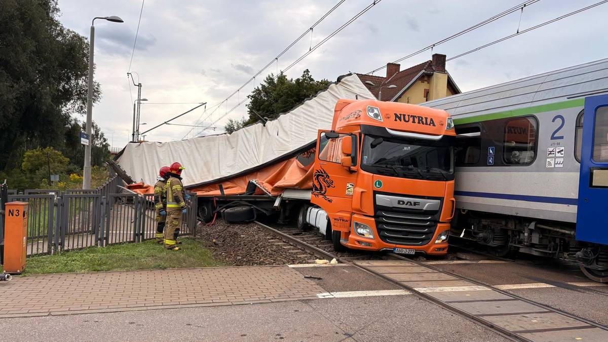 Poważny wypadek w Gdańsku. Pociąg zderzył się z ciężarówką