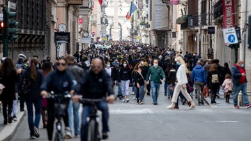 Włosi szturmują restauracje i zakłady fryzjerskie. To reakcja na lockdown w połowie kraju