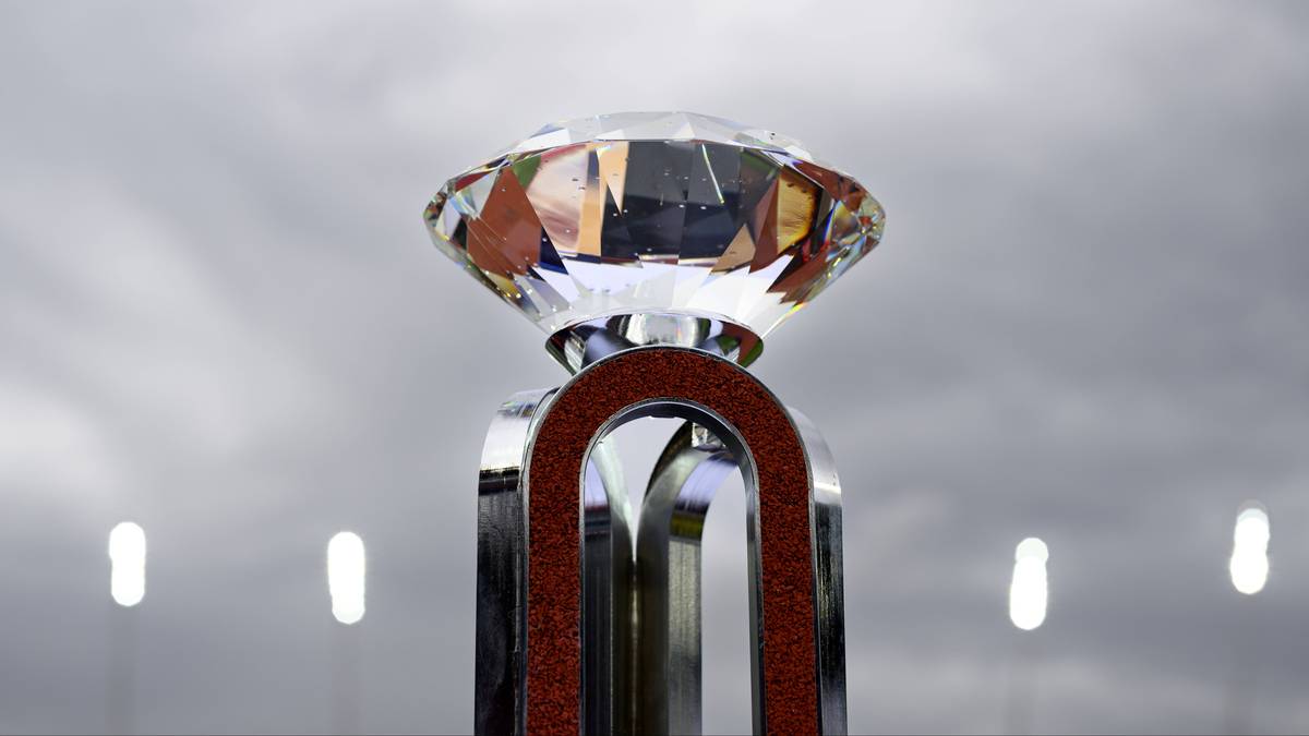 Fragment Diamentowego Trofeum z dużym kryształem przypominającym diament na metalowej podstawie.
