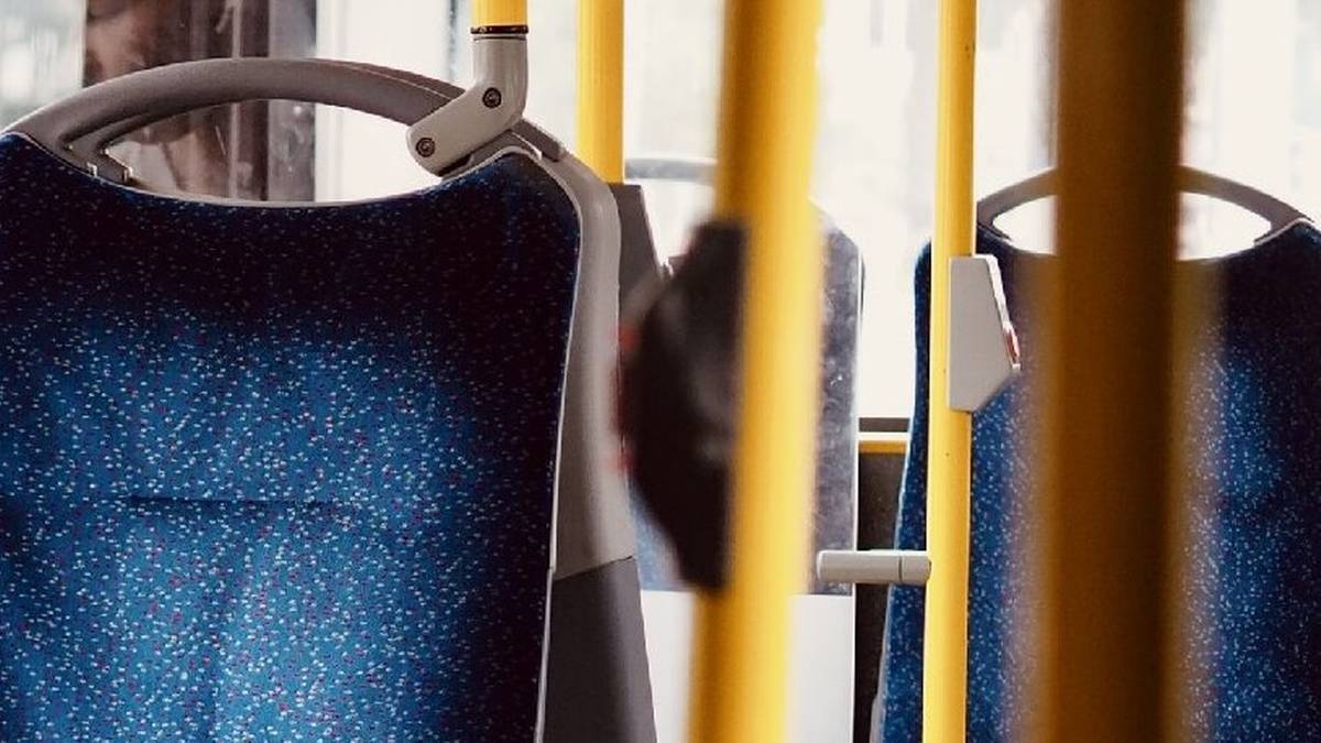 Kompletnie pijany kierowca autobusu. Przewrócił się, gdy wysiadł