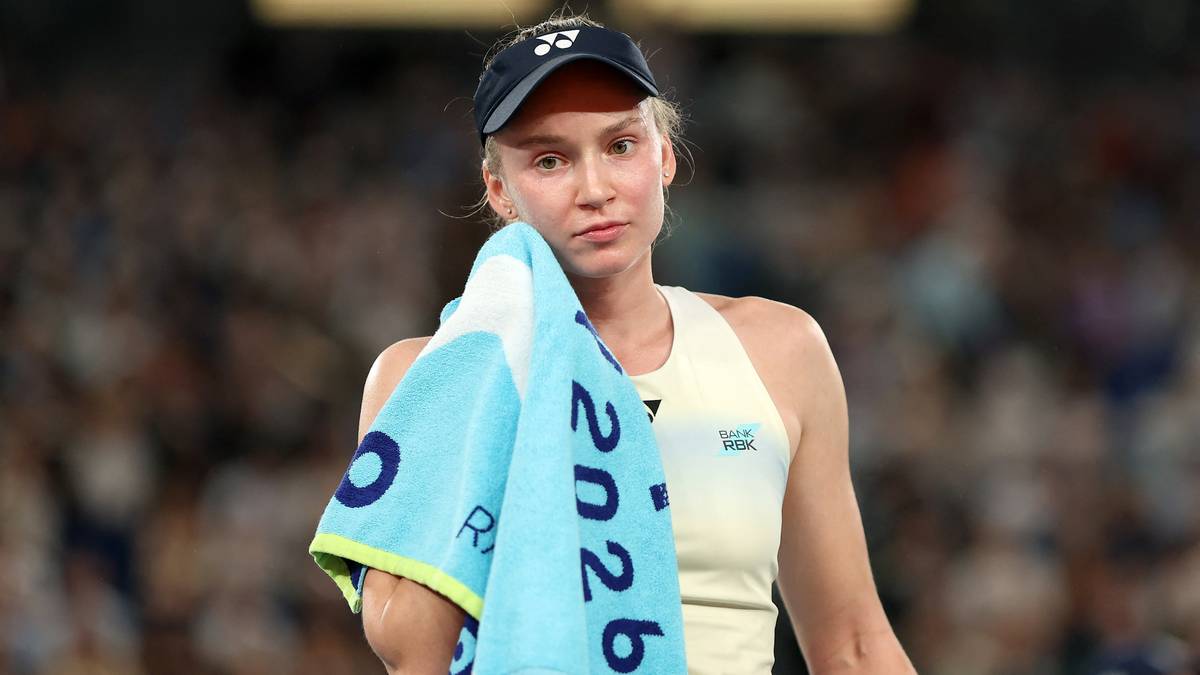 Tenisistka Jelena Rybakina z ręcznikiem na ramieniu, patrząca przed siebie.