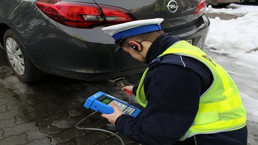 Policjant kontroluje jakość spalin w ramach akcji „Smog”. Fot. policja.waw.pl