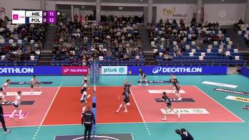 Mecz siatkówki pomiędzy LOTTO Chemik Police a ITA TOOLS Stal Mielec. Widoczni gracze w akcji na boisku, trybuny pełne widzów w tle. Na tablicy wyników widoczny wynik 11-12 dla drużyny POL.
