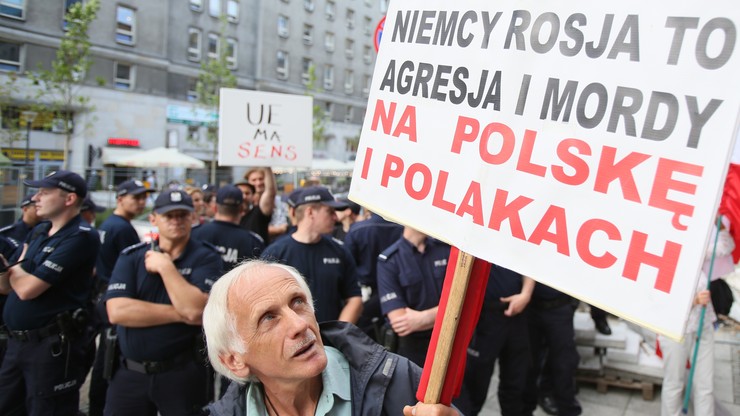 Antyeuropejska demonstracja przed przedstawicielstwem Komisji Europejskiej w Warszawie