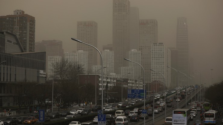 Atak duszącego smogu i burza piaskowa w Pekinie