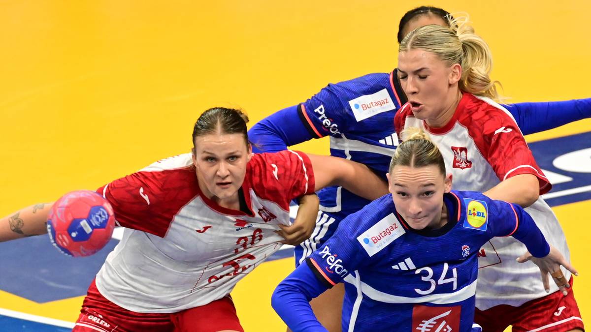 Zawodniczki piłki ręcznej Polski i Francji walczą o piłkę na boisku.