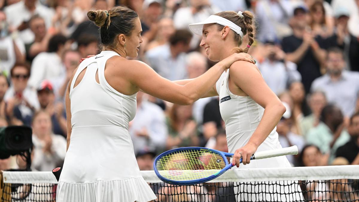 Dwie tenisistki świętujące na korcie tenisowym.