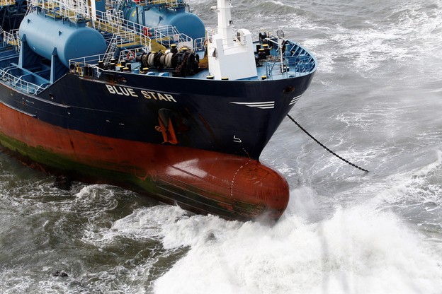 Akcja ratownicza po pożarze na statku u brzegów Galicji w Hiszpanii